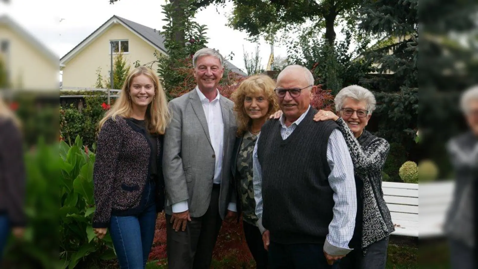 Franz Ostermaier feierte kürzlich seinen 80sten Geburtstag. Bürgermeister Frederik Röder (Zweiter von links) gratulierte herzlich. Lebensgefährtin Edith (rechts), Tochter Monika (Dritte von links) und Enkelin Katharina (links) waren zugegen. (Foto: Gemeinde Alling)