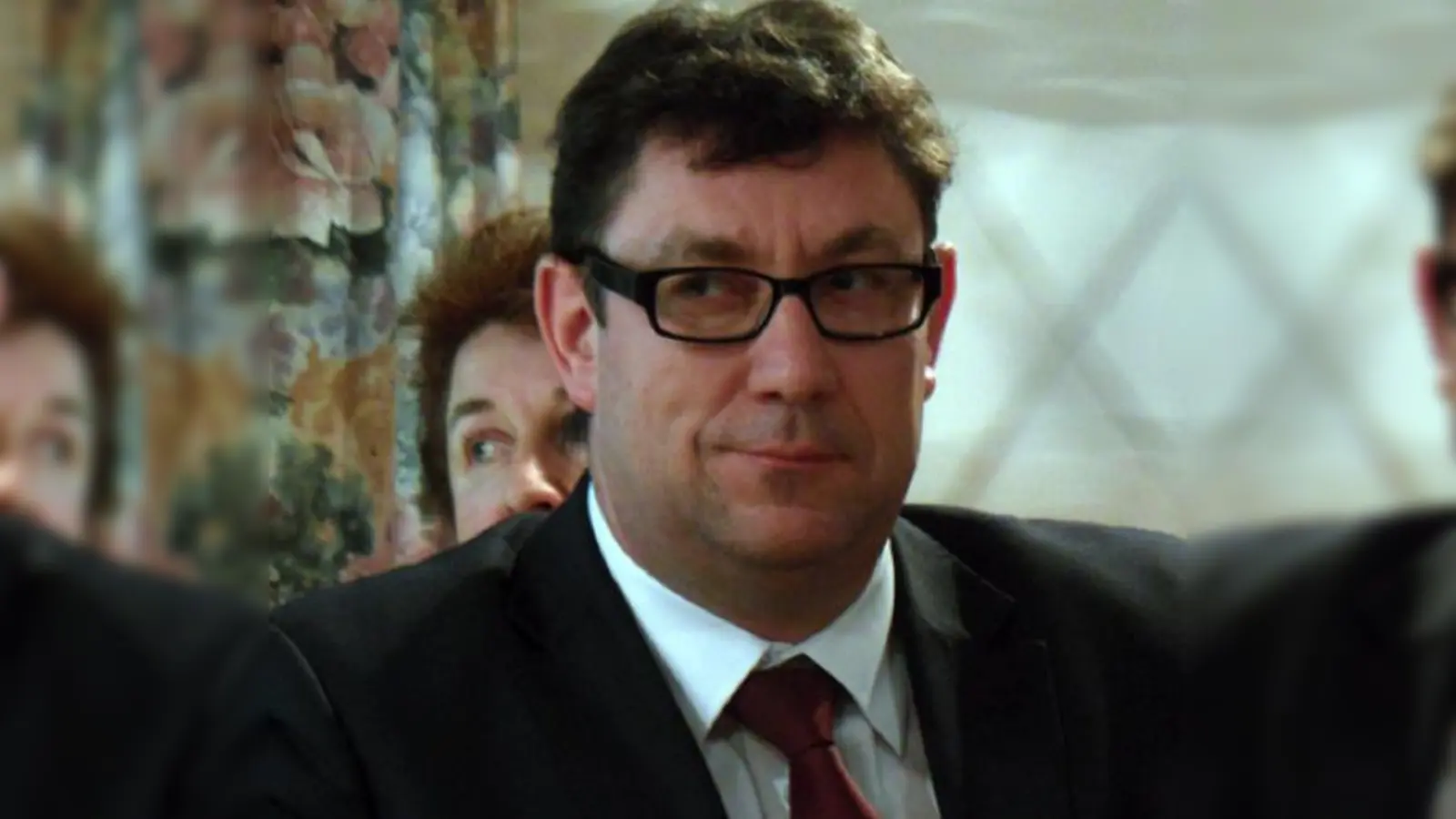 Er ist ein eloquenter Redner, aber er kann auch zuhören: Martin Bayerstorfer am 27. April bei der Bürgerversammlung in Steinkirchen im Holzland. 	 (Foto: kw)