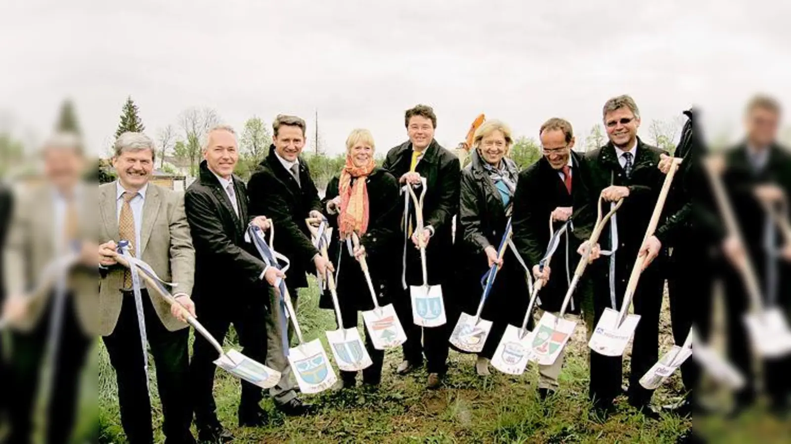 Bürgermeisterrunde beim Spatenstich zum neuen Gymnasium: Hans Eichler, Günter Heyland, Stefan Kern, Ursula Mayer, Thomas Loderer, Landrätin Johanna Rumschöttel, Stefan Straßmaier und Edwin Klostermeier. 	 (Foto: Woschée)