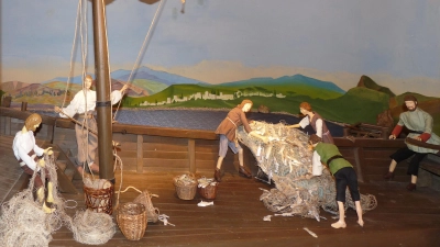 In der Jahreskrippe in der St.Johannes Bosco-Kirche ist derzeit die Szene „Der reiche Fischfang” zu sehen. (Foto: Heimatpflegeverein)