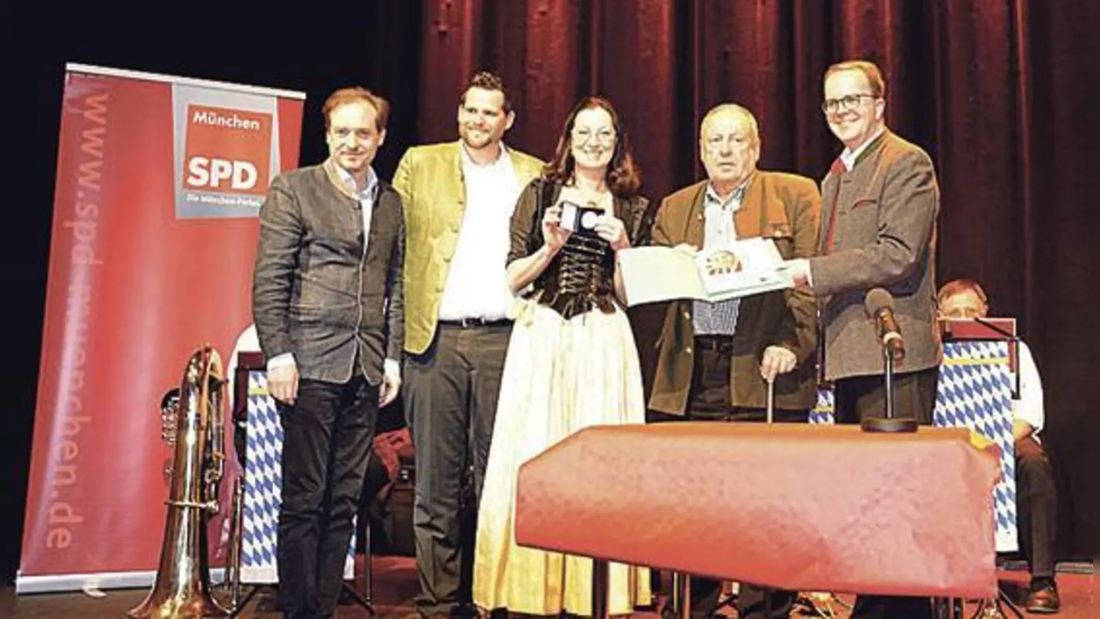 Ortsvereinschef Dr. Mark Salzmann, MdB Claudia Tausend, Fraktionschef Markus Rinderspacher, Stadtrat Helmut Schmid und Stadtrat Dr. Ingo Mittermaier.	 (Foto: privat)