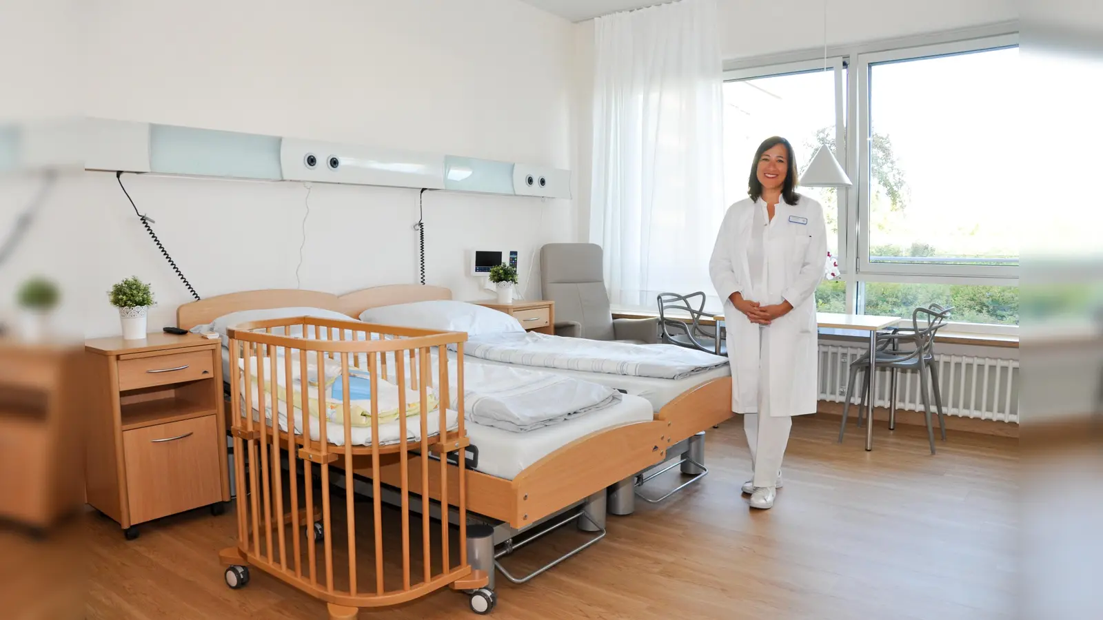 Chefärztin Dr. Helen Budiman zeigt eines der drei neuen Familienzimmer auf der Frauenstation. (Foto: Sybille Föll)