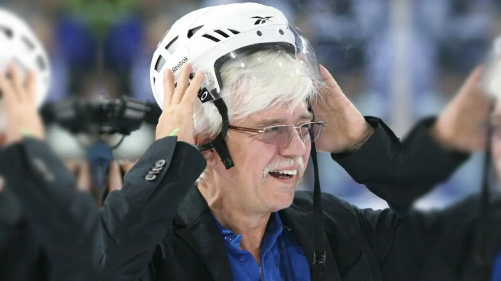 Unschöner Schlamassel: Für EHC-Chef Jürgen Bochanski, Team und   Fans geht das Hoffen und Bangen weiter.  (Foto: Archiv)