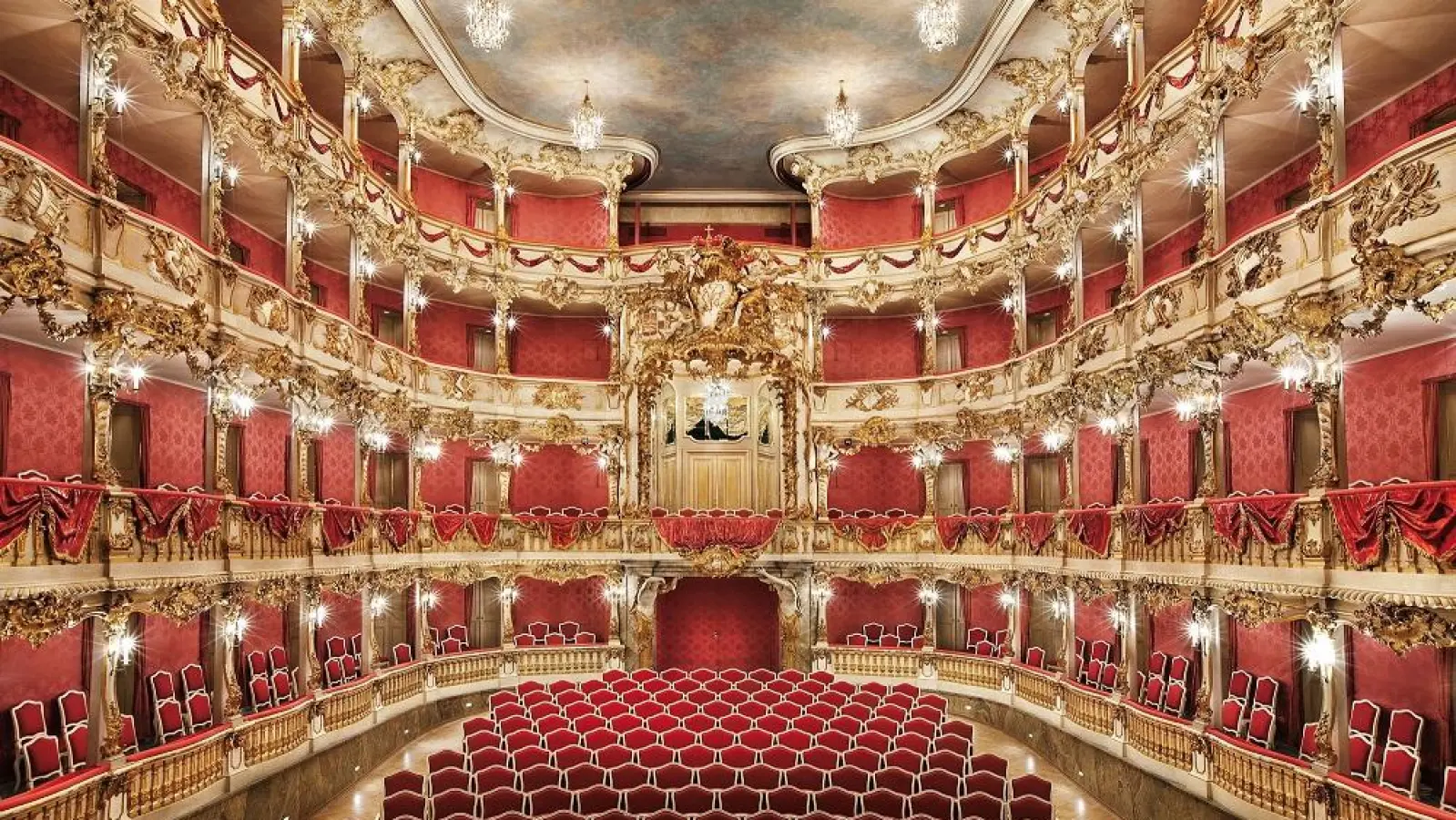 Das Cuvilliestheater hat eine bewegte Geschichte hinter sich. In Bild die Ränge des Zuschauerraums mit der zentralen Kurfürstenloge. (Foto: © Bay. Schlösserverw., Philipp Mansmann)