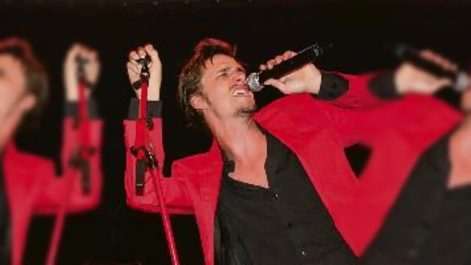 Heimspiel: Für die CD-Präsentation schmiss sich Max von Thun in einen Anzug in seiner Lieblingsfarbe  und rockte Fans, Freunde und Familie. (Foto: ms)