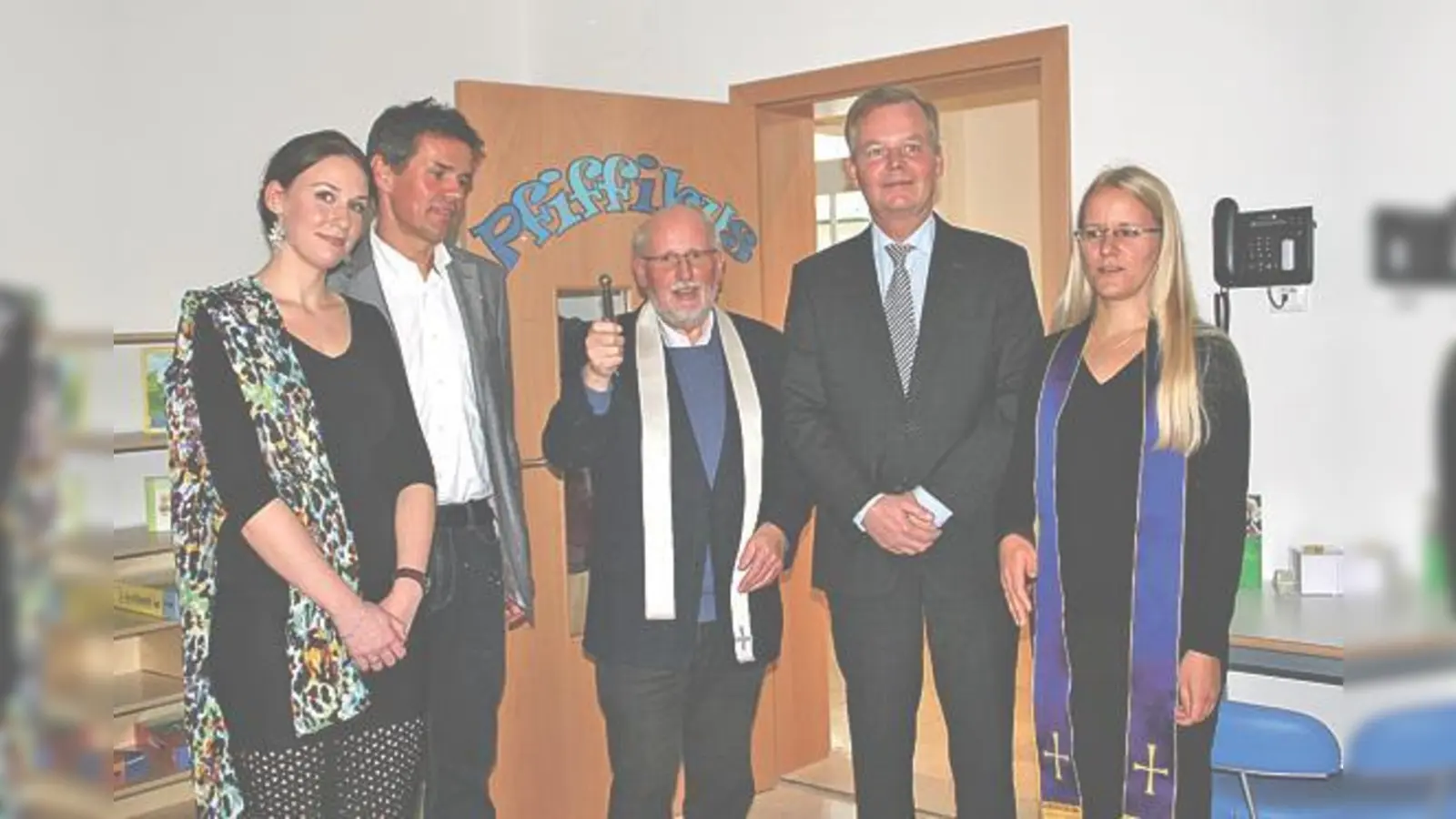 Freuen sich über den neuen Hort (v. l.): Leiterin Andrea Högel, Architekt Alexander Steininger, Pater Anton Lötscher vom Pfarrverband Grünwald, Bürgermeister Jan Neusiedl und Vikarin Stephanie Heiß von der Thomaskirche. 	 (Foto: hol)