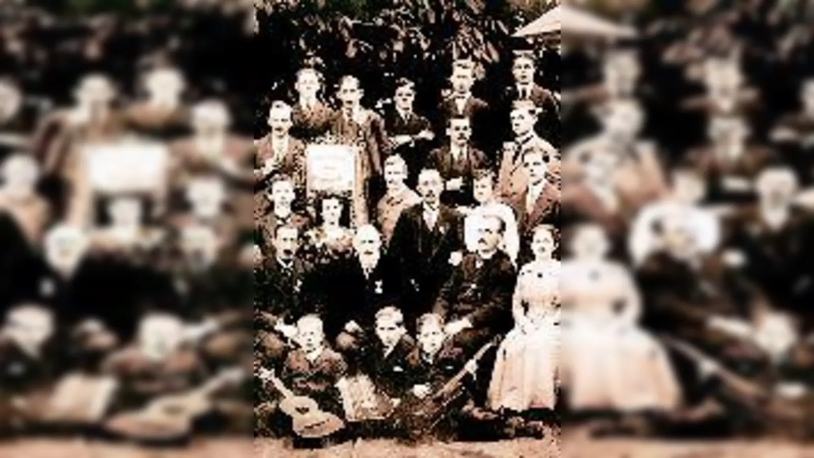 Die Tradition lebt: der Zither-Verein Riesenfeld 1904 und heute.	  (Foto: Verein)