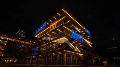 Ein echter Hingucker, bei Tag wie bei Nacht: das neue WERK12 im Werksviertel Mitte. (Foto: URKERN)