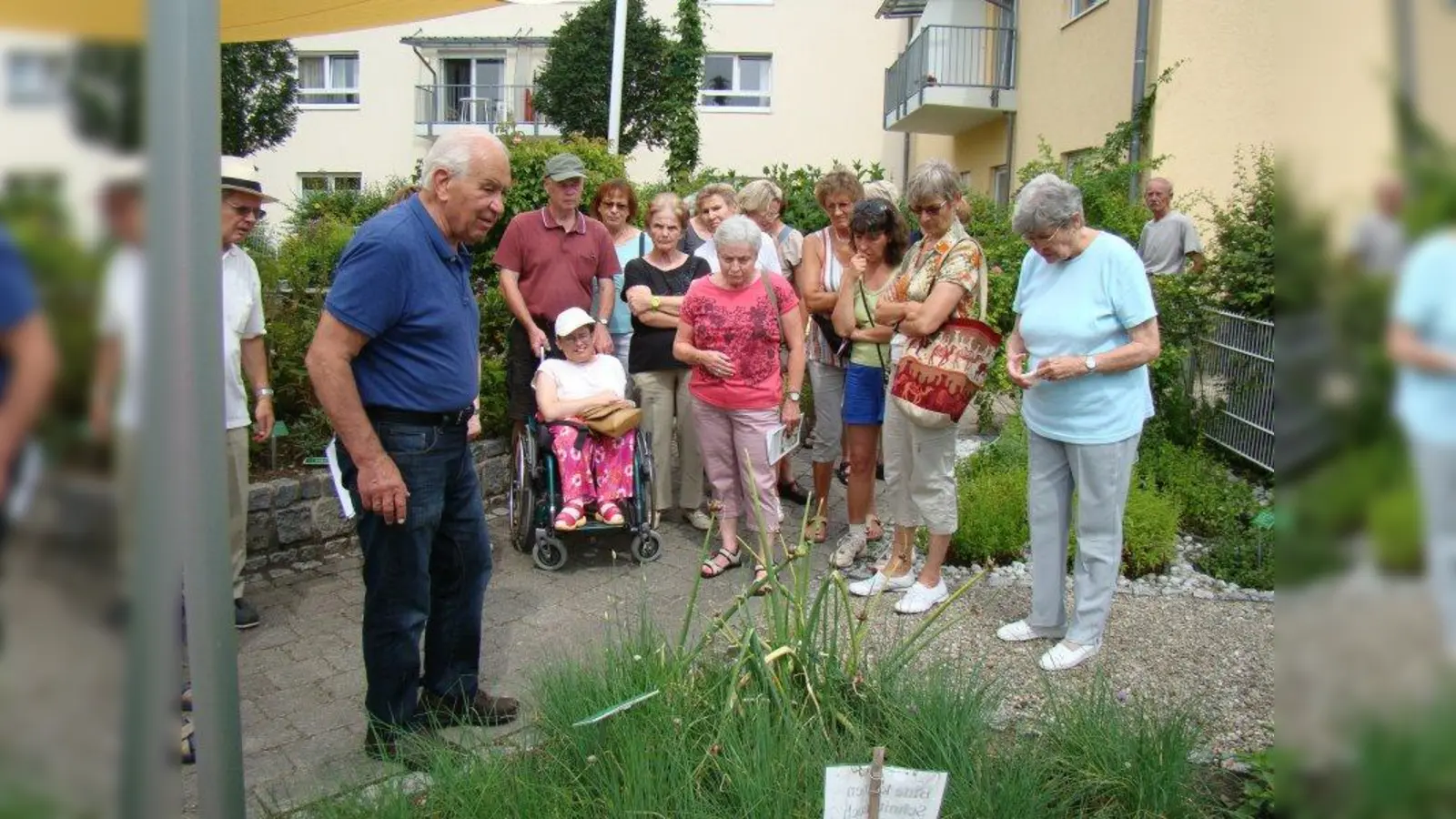 Bernhard Kösler (l.) erklärte die Wirkung der Heilpflanzen. (Foto: pst)