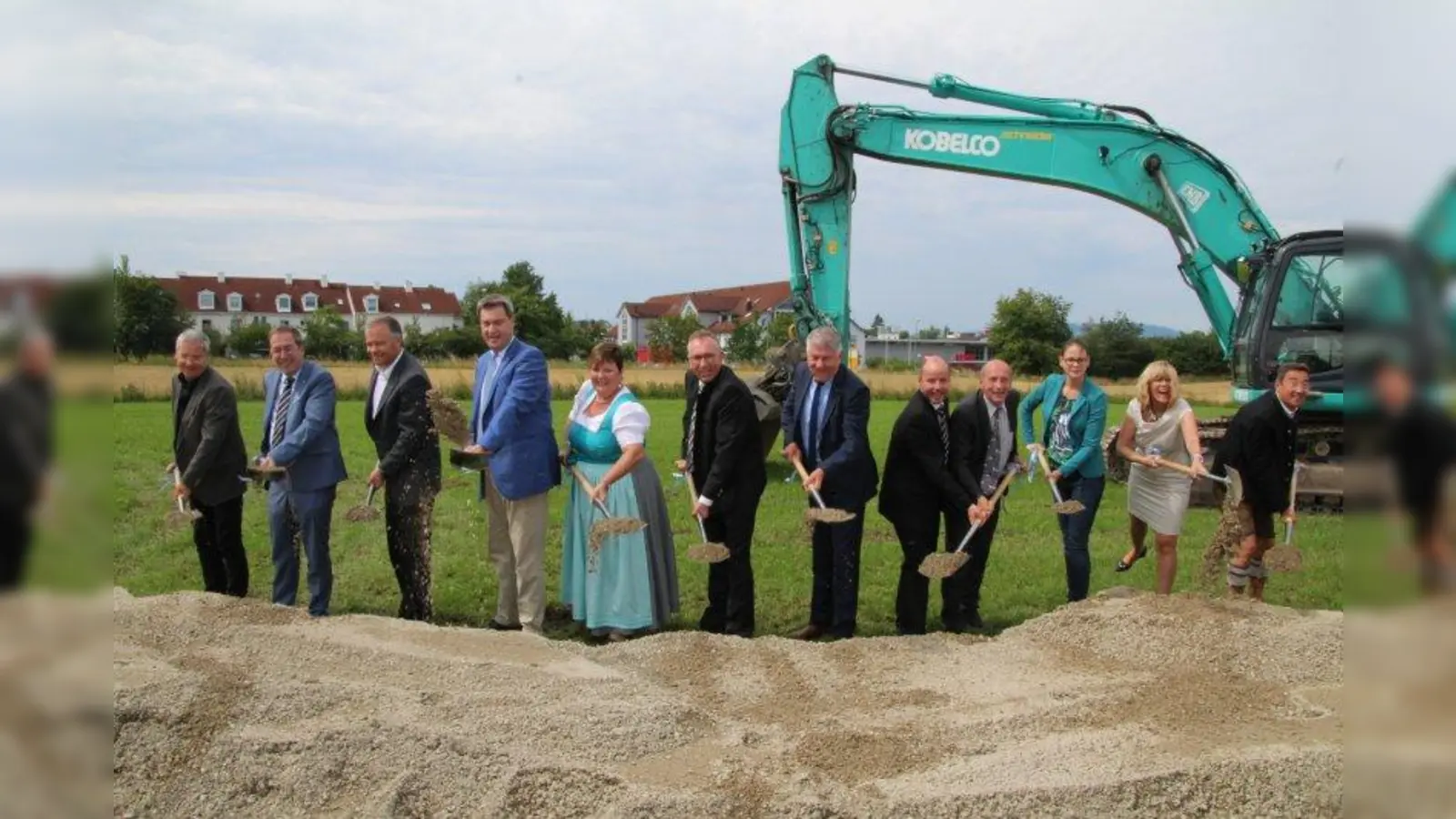 Beim ersten Spatenstich für die neue Berufsschule: Kreisrat Wolfgang Taffertshofer, Architekt Florian Müller-Luckinger, Kreiskämmerer Norbert Merk, der Landtagsabgeordnete Harald Kühn, Ministerpräsident Markus Söder, Landrätin Andrea Jochner-Weiß, Bürgermeister Markus Loth, Bezirksrat Michael Asam, Florian Steinbach (Landratsamt), Bezirksrätin Alexandra Bertl, Anneliese Willfahrt (Regierung von Oberbayern) und Kreishandwerksmeister Stefan Zirngibl (von links). (Foto: mka)