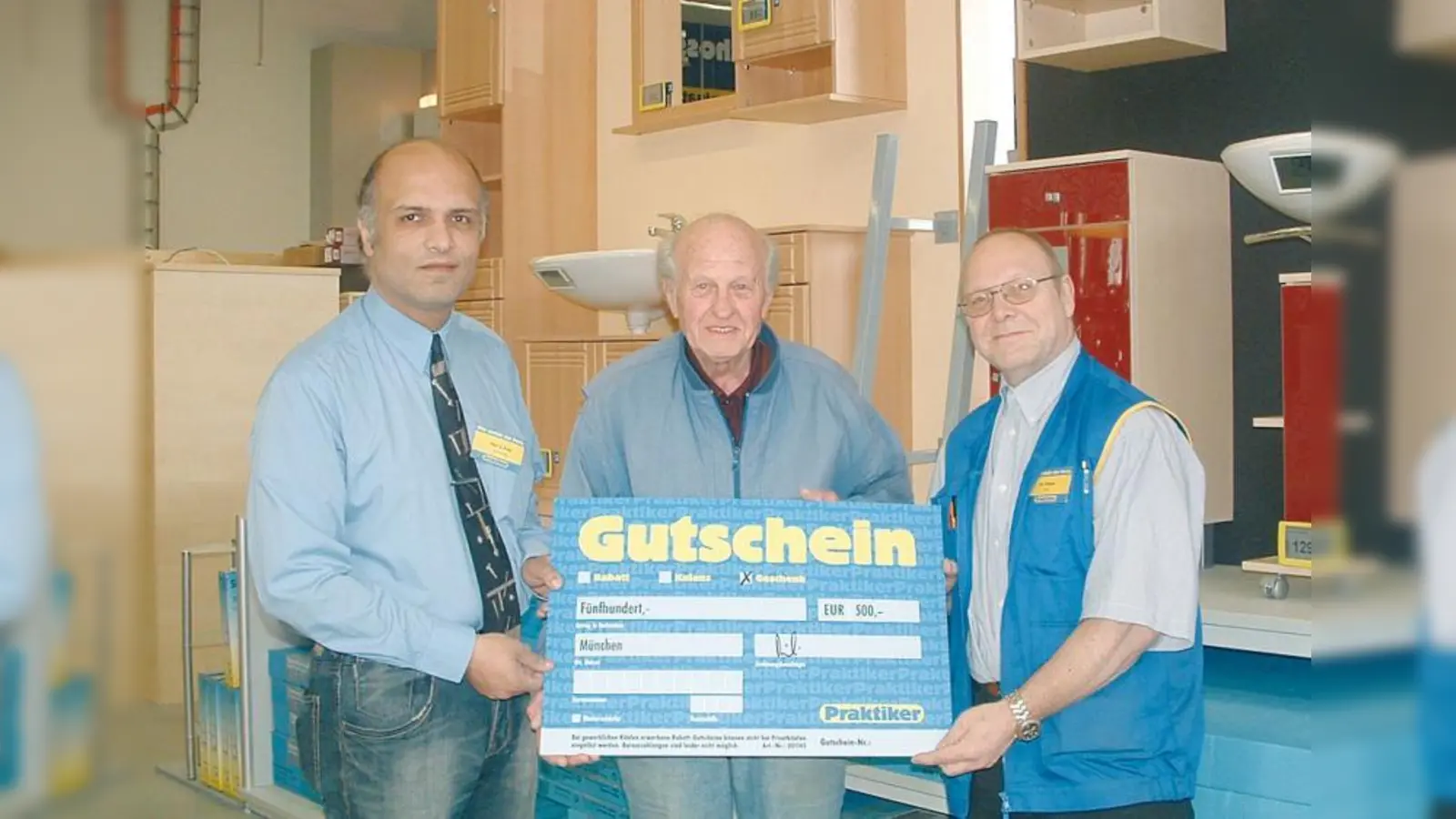 Marktleiter Soheil Riahi und Praktiker-Mitarbeiter Rudolf Eringer übergaben dem Gewinner Horst Jedzik den Gutschein mit einem herzlichen Glückwunsch.	Fotos: bb