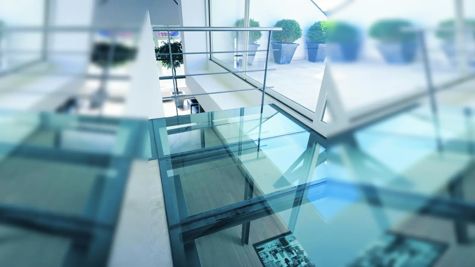 Begehbares Glas kann im Innenbereich sowohl ästhetische als auch raumbildende Funktionen übernehmen. (Foto: djd/ClimaplusSecurit)