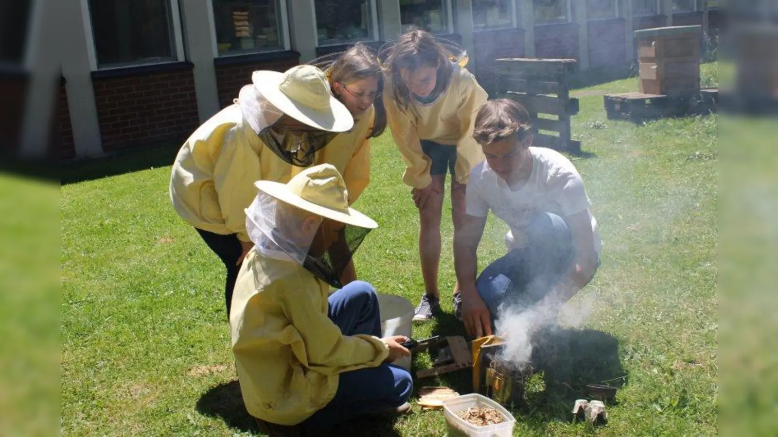 Beim Räuchern werden alte Rähmchen verbrannt, der Qualm beruhigt die Bienen und hält sie auf Distanz. (Foto: US)