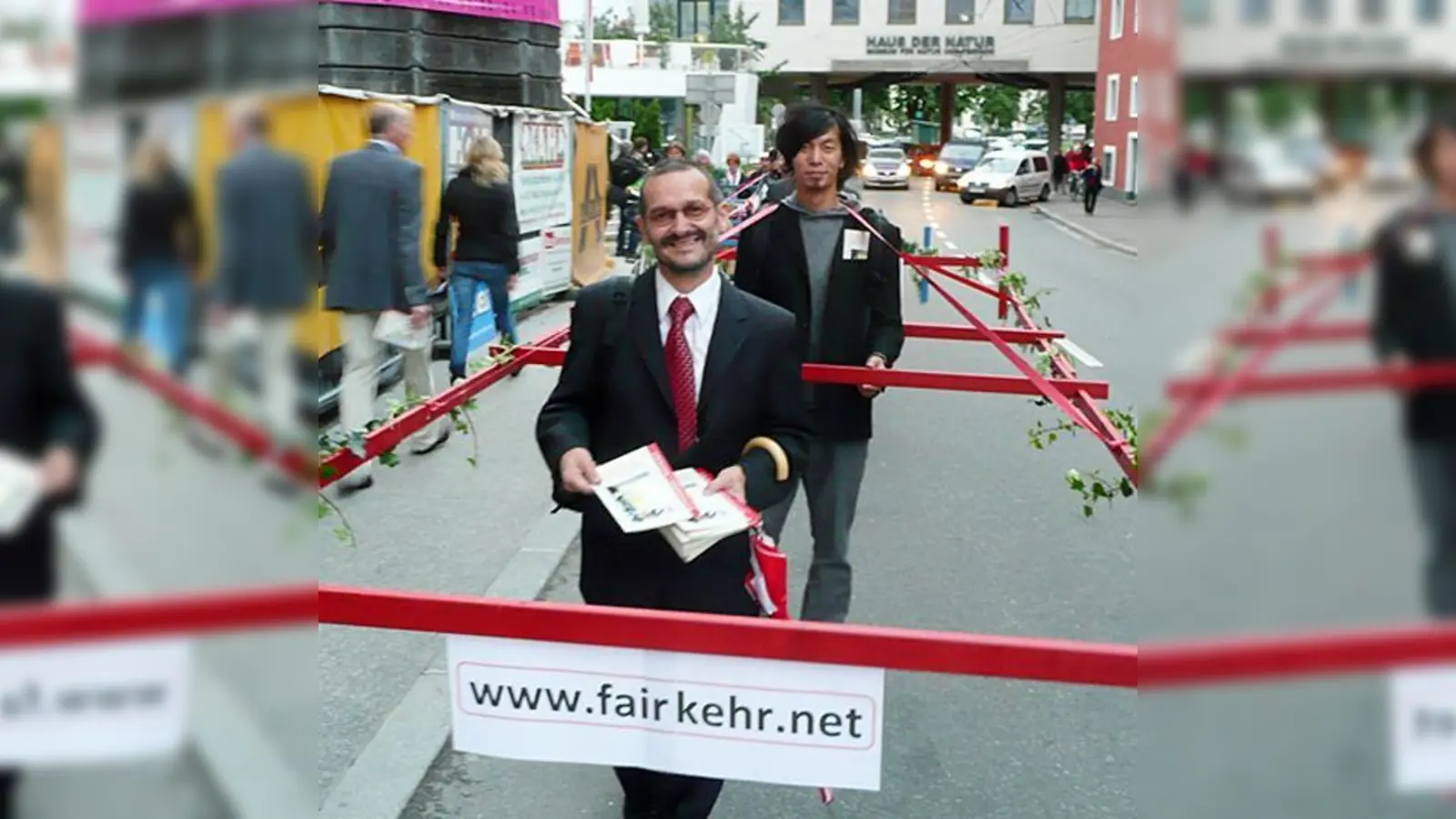 Mit Gehzeugen ausgestattet demonstrieren Bürger für eine menschenfreundliche und zukunftsgerechte Nutzung des öffentlichen Raums.  (Foto: VA)