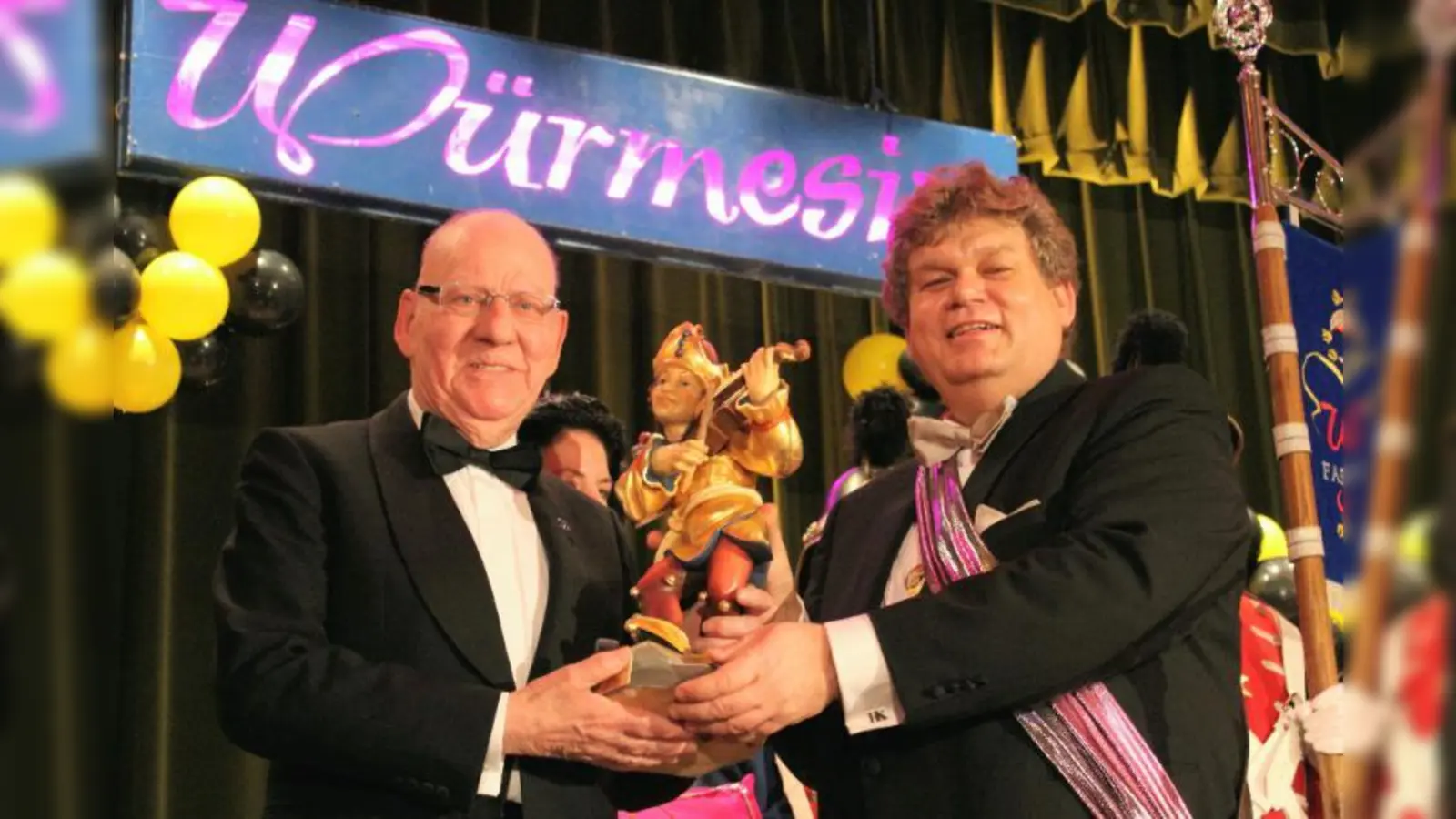 „Honorige Person, guter Freund und großer Künstler”: Der Münchner Maler, Zeichner und Illustrator Josef Wahl (l.) bekam den Großen Morisken 2013 durch Würmesia-Präsident Hans Kolß. (Foto: US)