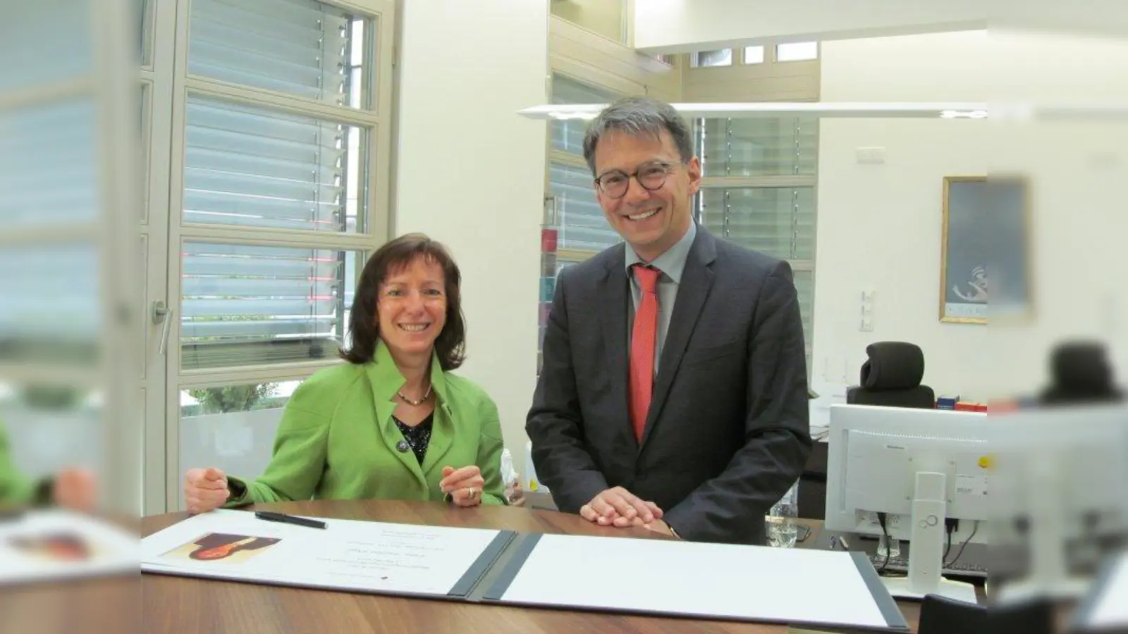 Regierungsvizepräsidentin Andrea Degl besuchte Landrat Thomas Karmasin in Fürstenfeldbruck und trug sich in das Goldene Buch ein. (Foto: dwu)