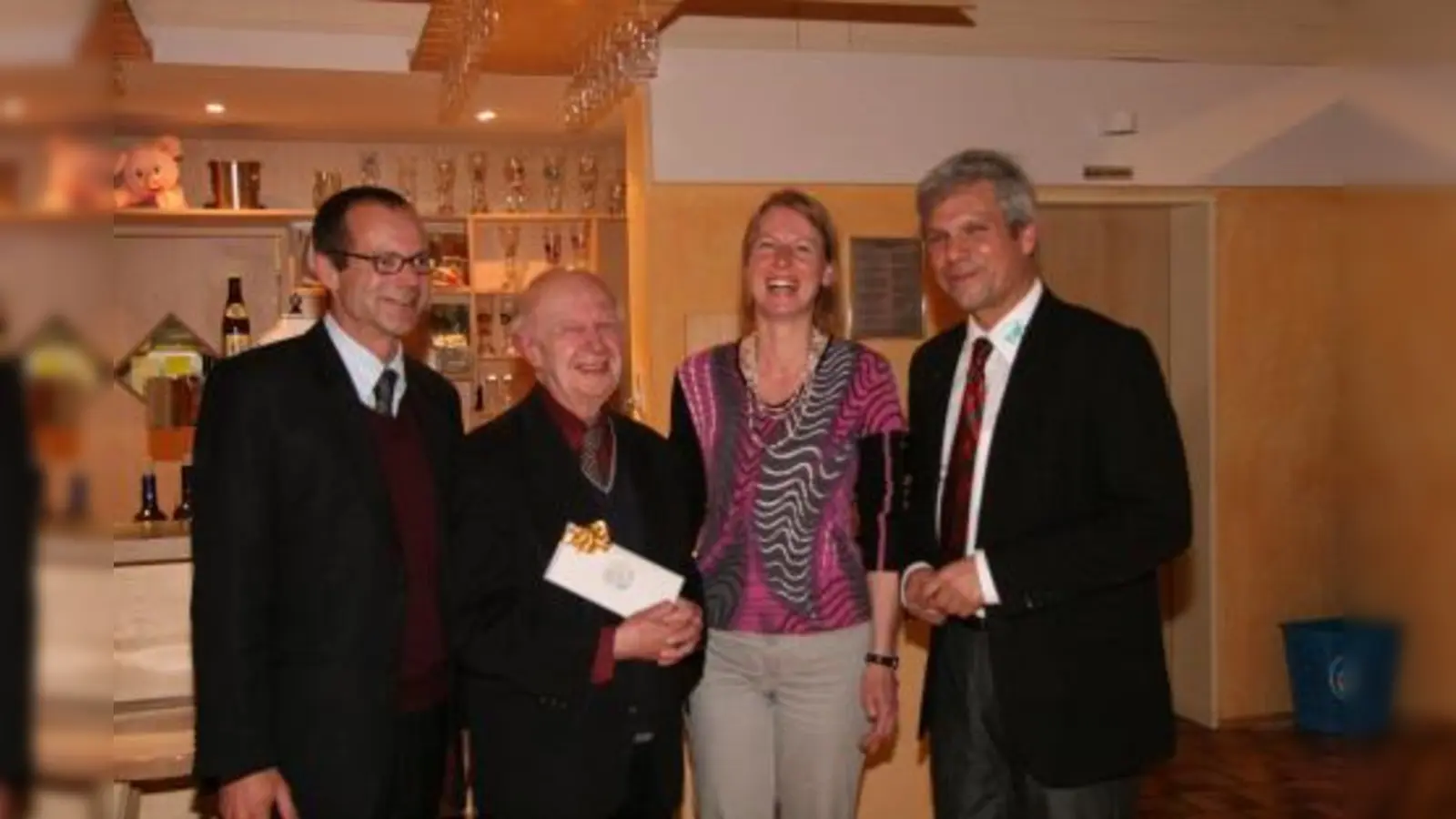 Die DJK Würmtal ehrt zu ihrem Jahresessen stets verdienstvolle Menschen aus dem näheren Umfeld des Vereins. Dieses Mal wurde dem Geistlichen Rat Max Schmucker diese Anerkennung zuteil. V.l. Florian Ernstberger, Max Schmucker, Cornelia David und Thomas Roy. (Foto: US)