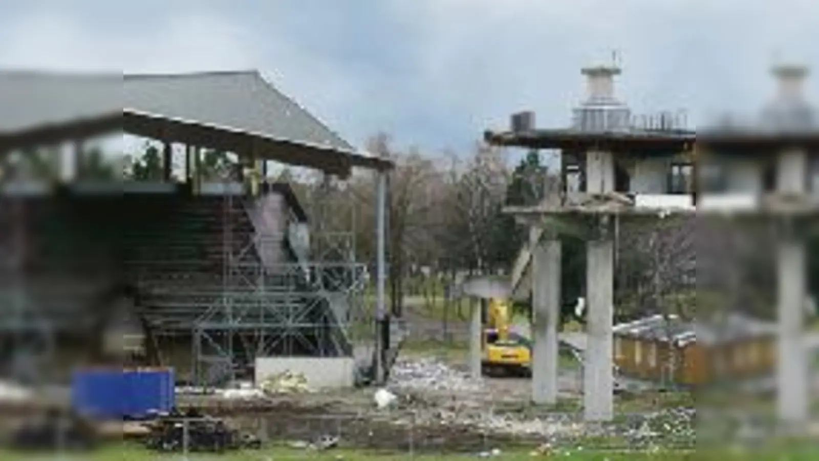 Abrissbagger sind schon seit Wochen am Werk: Die komplette Sprengung der Haupttribüne steht im Januar  (an.Foto: FRB)