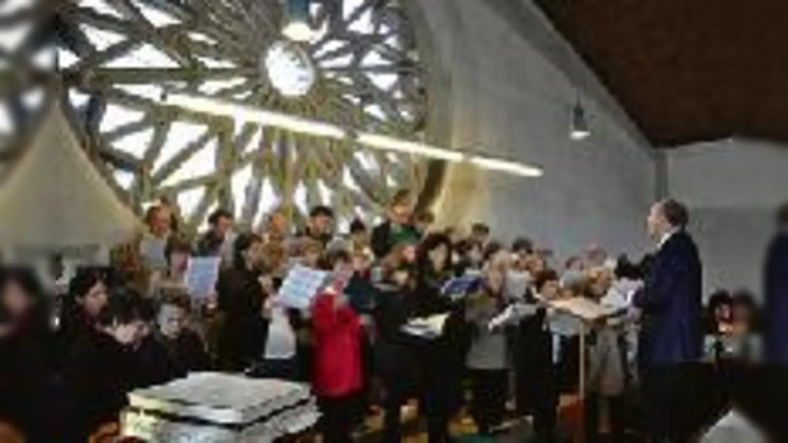 Mitglieder aller Milbertshofener Kirchengemeinden bildeten einen ökumenischen Chor zm 50jährigen Jubiläum von St. Lantpert. 	 (Foto: Gemeinde)