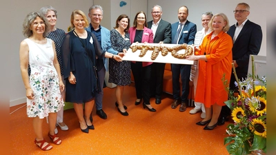 Große Freude bei der Eröffnung der Station (von links): Karin Seidl (Stationsleiterin), Dr. Eleonore Mayer-Wöhrmann (Oberärztin), Angela Ettenreich-Koschinsky (Schulleiterin Carl-August-Heckscher-Schule), Franz Podechtl (kbo-Vorstandsvorsitzender), Lena Heyelmann (Pflegedirektorin kbo-Heckscher-Klinikum), Priv.-Doz. Dr. med. Katharina Bühren (Ärztliche Direktorin kbo-Heckscher-Klinikum), Thomas Schwarzenberger (Bezirkstagspräsident), Birk Heinrich (Geschäftsführer kbo-Heckscher-Klinikum), Ute Schmitz (Pflegedirektorin kbo-Kinderzentrum), Dr. Margitta Bohrmann-Hassenbach (kbo-Vorständin) und Christoph Decho (Geschäftsführer kbo-Kinderzentrum München). (Foto: kbo-Kinderzentrum)