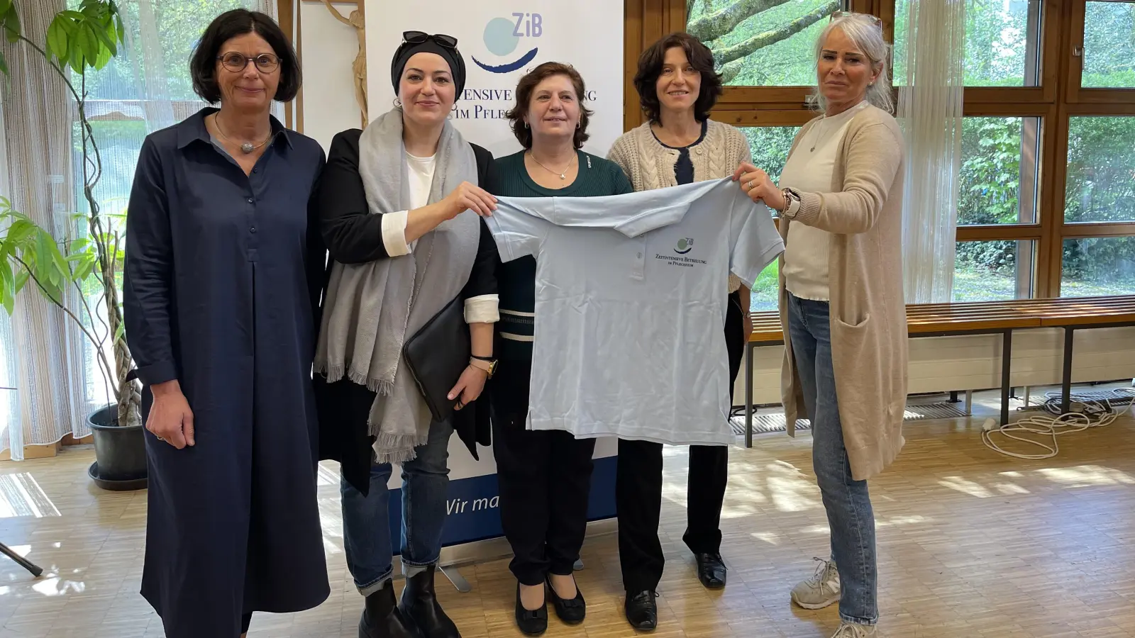 Freuen sich auf den ZiB-Projektstart (v.l.). Barbara Mallmann, Geschäftsführerin des Hospizvereins mit vier der beteiligten ZiB-Mitarbeiterinnen: Sevil Güve, Alzbeta Reiser, Alina Kawelczyk und Sandra Wuttig.  (Foto: hw)