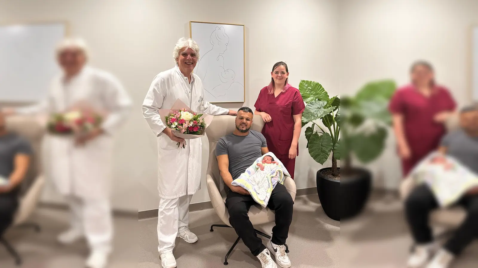 Alea ist das erste Baby im Schwabinger Neubau. Gemeinsam freuen sich (v.l.n.r.): Dr. Olaf Neumann (Chefarzt) Papa Al Ali und Hebamme Anja Gruber. (F.:  München Klinik. )