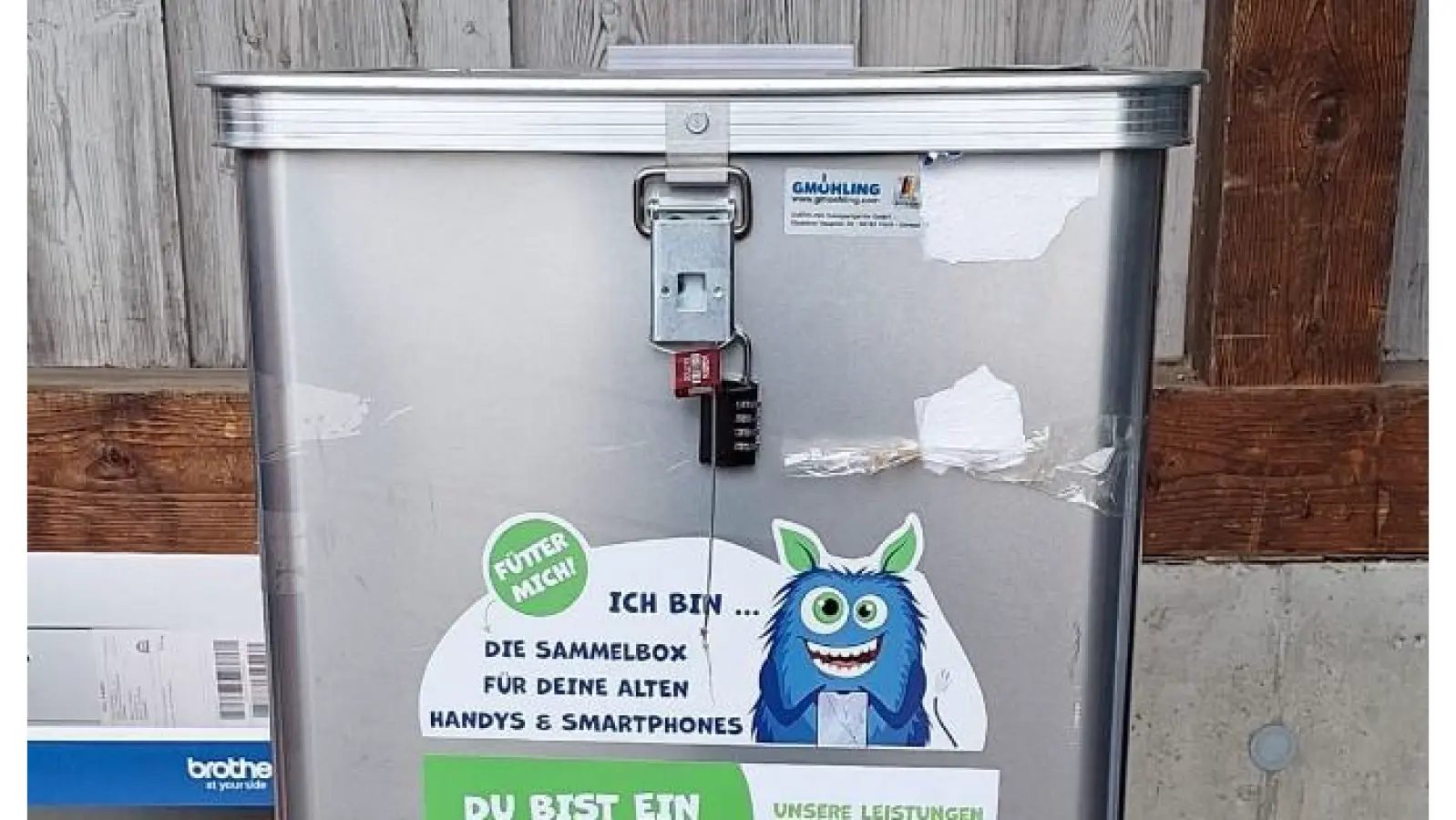 „Freddy”, eine feuersichere Alubox, steht auf dem Wertstoffhof und wartet darauf, mit alten Handys und Tablets gefüttert zu werden.  (Foto: Gemeinde Ismaning)