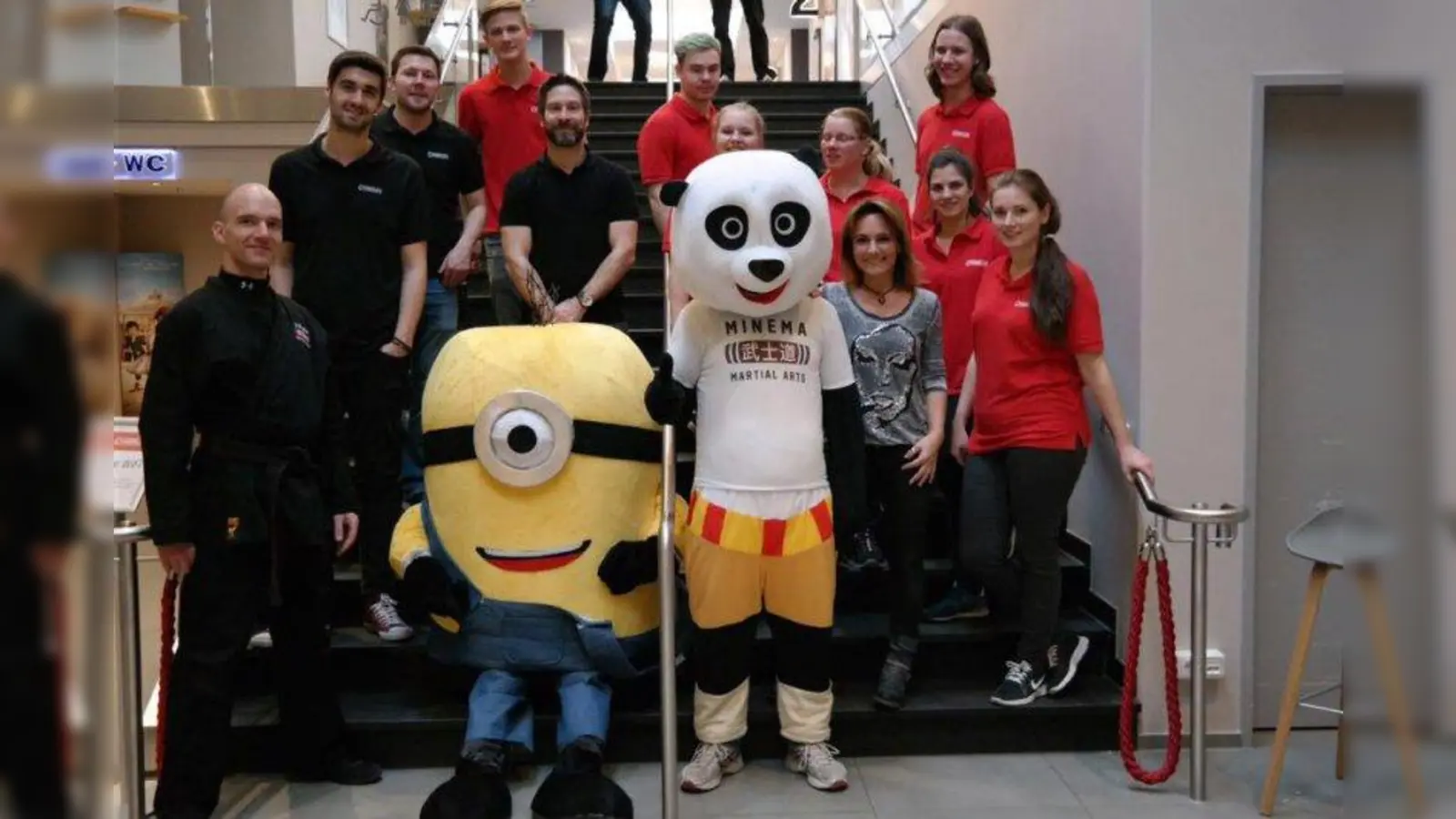 Plüsch-Panda, Plüsch-Minion und das Cineplex-Team freuen sich auf viele junge Zuschauer beim Klein-Kinder-Kino. (Foto: Cineplex)