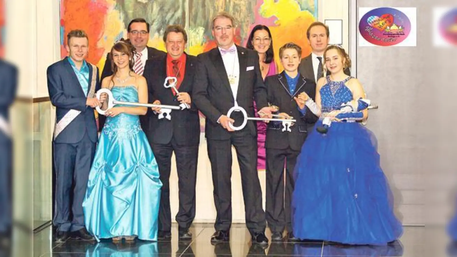 Prinz Manuel I., Prinzessin Sabrina I., Peter Scheifele, Thomas Weingärtner, Alexander Reissl, Claudia Tausend, Prinz Fabian III., Dr. Mike Malm und Prinzessin Jasmin I. (v. li.) bei der feierlichen Übergabe der Insignien.	 (Foto: VA)
