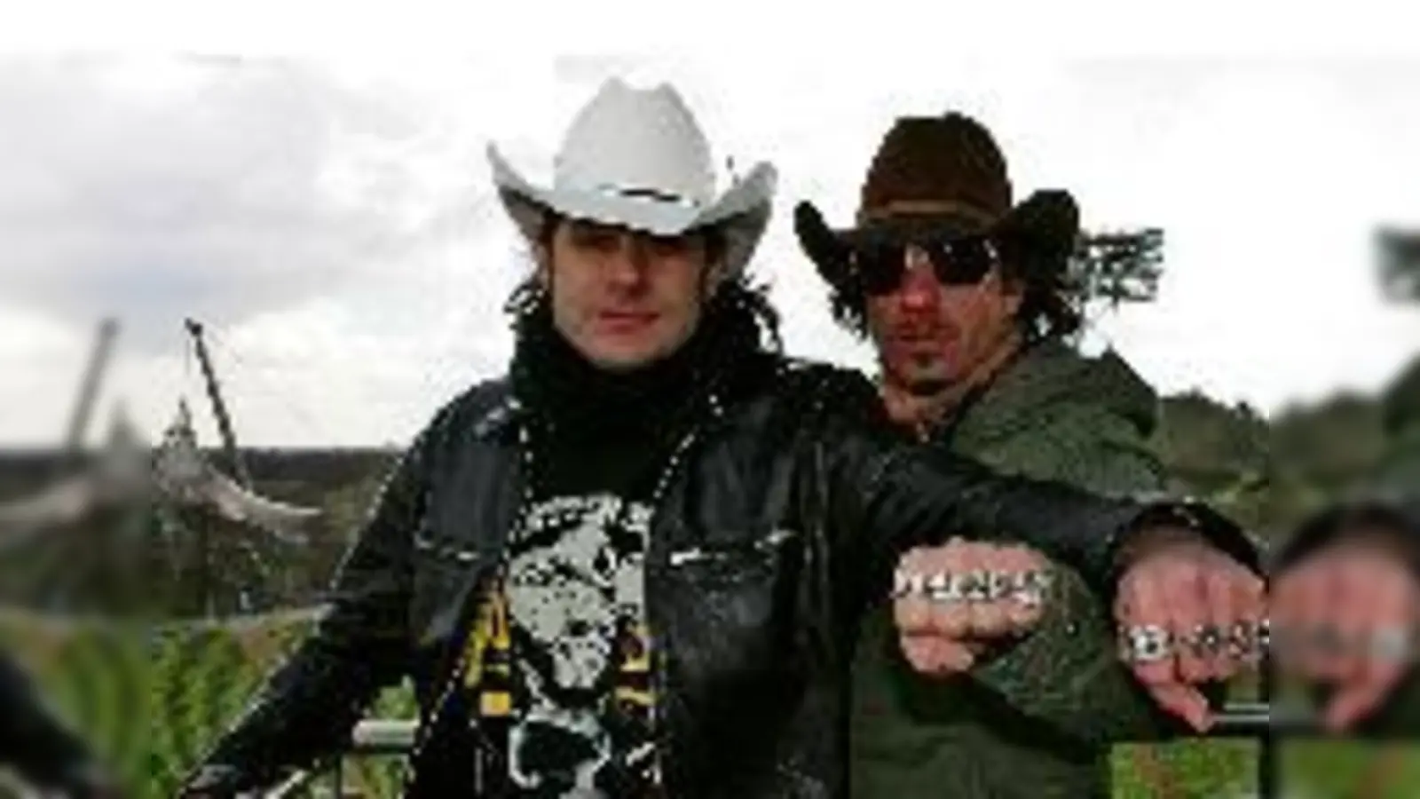 Fototermin in schwindelerregender Höhe  Boss Burns und Hoss Power von der Band The BossHoss stiegen dem Münchner Olympiastadion aufs Dach.	 (Foto: wei)