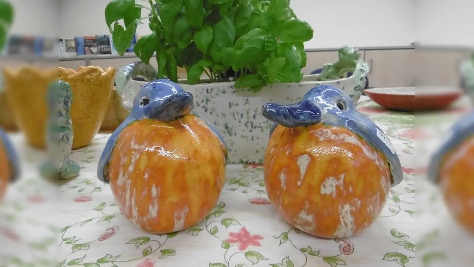 Vögelchen aus Ton: Bei der Ausstellung der Töpfergruppe gibt es allerlei Schönes zu kaufen. (Foto: Sozialdienst Germering e.V.)