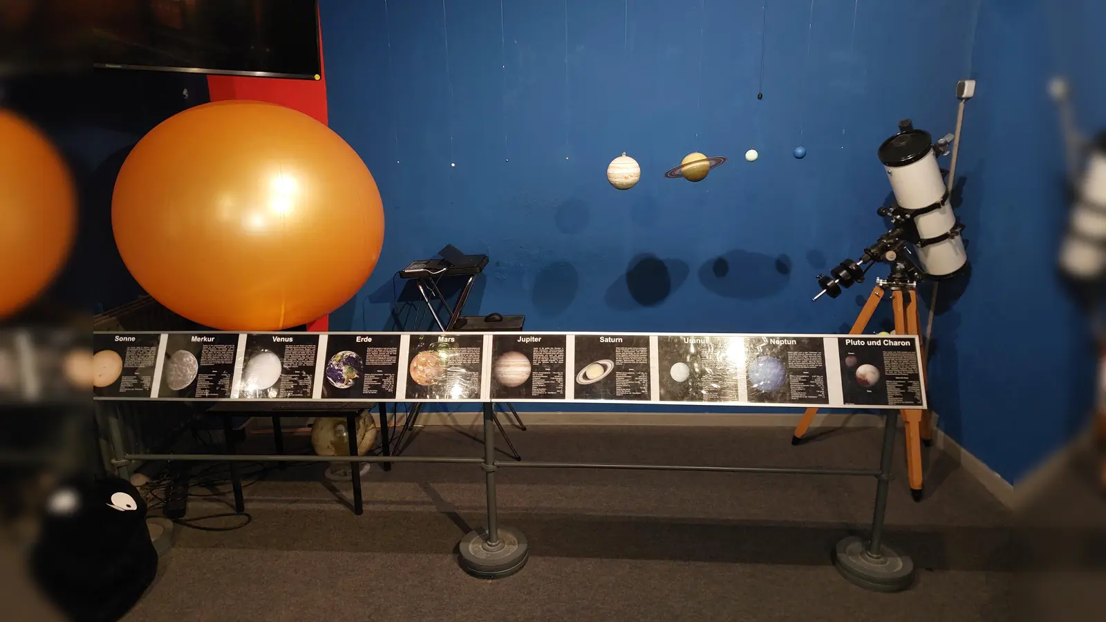 Modell unseres Sonnensystems in der Volkssternwarte München. Links ist die Sonne zu sehen. (Archivbild: bas)