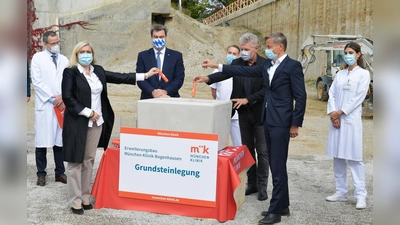 Gemeinsam mit Mitarbeitenden aus Ärzteschaft und Pflege versenkten (von links) Ministerin Melanie Huml, Ministerpräsident Markus Söder, OB Dieter Reiter und München-Klinik-Geschäftsführer Axel Fischer gute Wünsche im Grundstein.  (Foto: München Klinik)