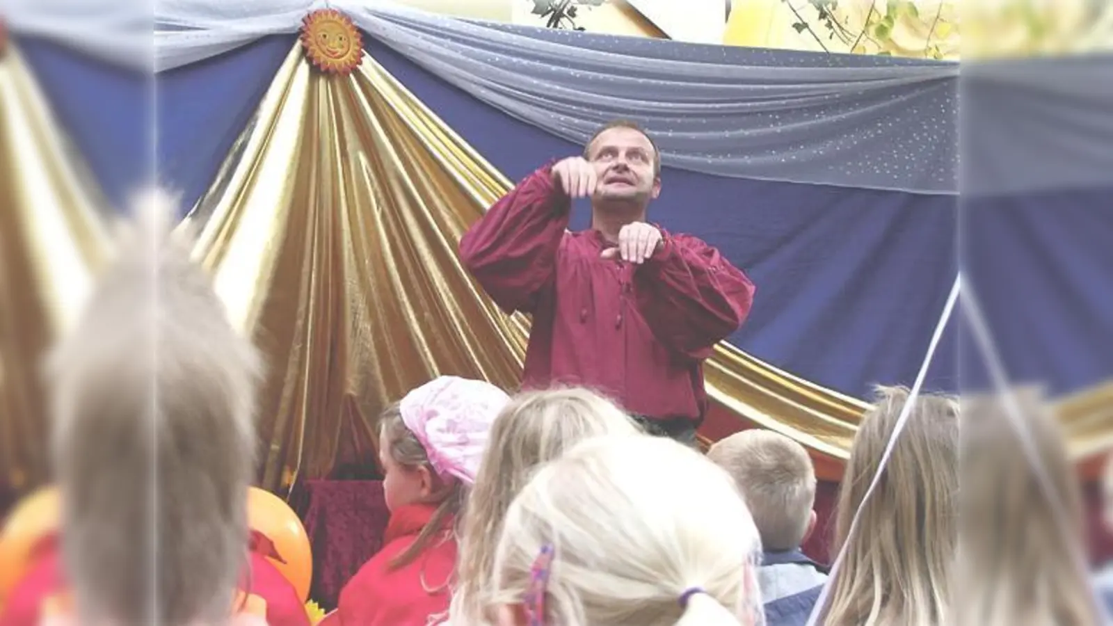 Erzähler Karlheinz Schudt lädt die Kinder in eine märchenhafte Welt ein.	 (Foto: J. Fröhle)