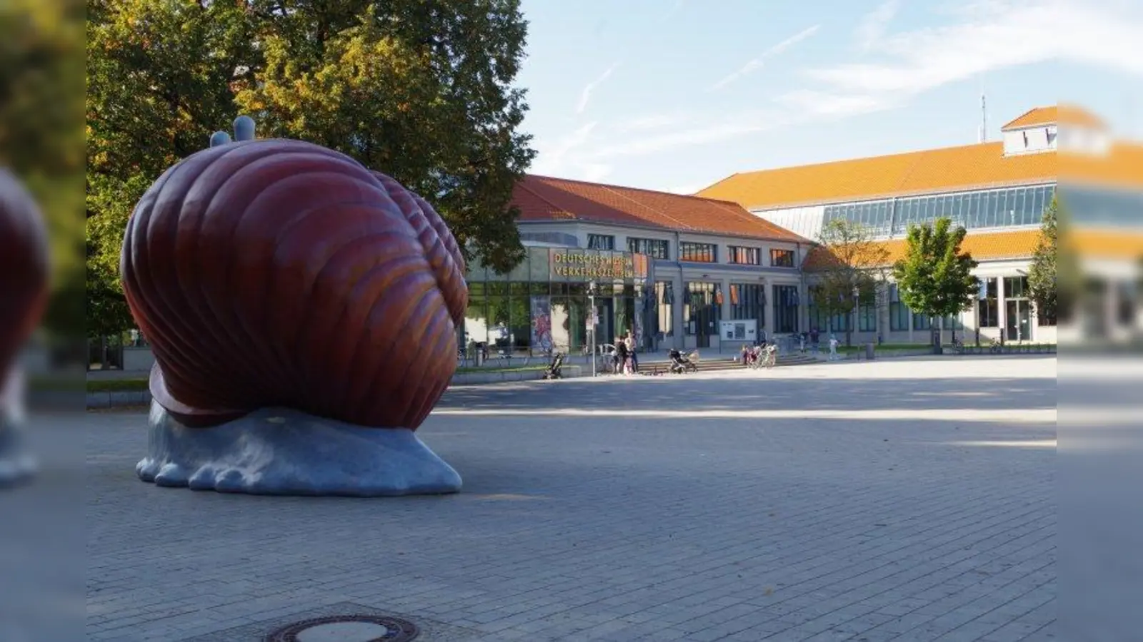 Das Deutsche Verkehrsmuseum mit seinem Vorplatz ist ein beliebtes Freizeitziel. Der Bezirksausschuss regt jetzt eine Fassadenbegrünung am Museum an. (Foto: kö)