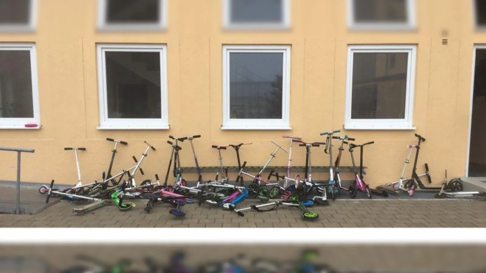 Der Abstellplatz für die Scooter war vor der neuen Parkleiste eher chaotisch zu nennen. (Foto: Gemeinde Alling)