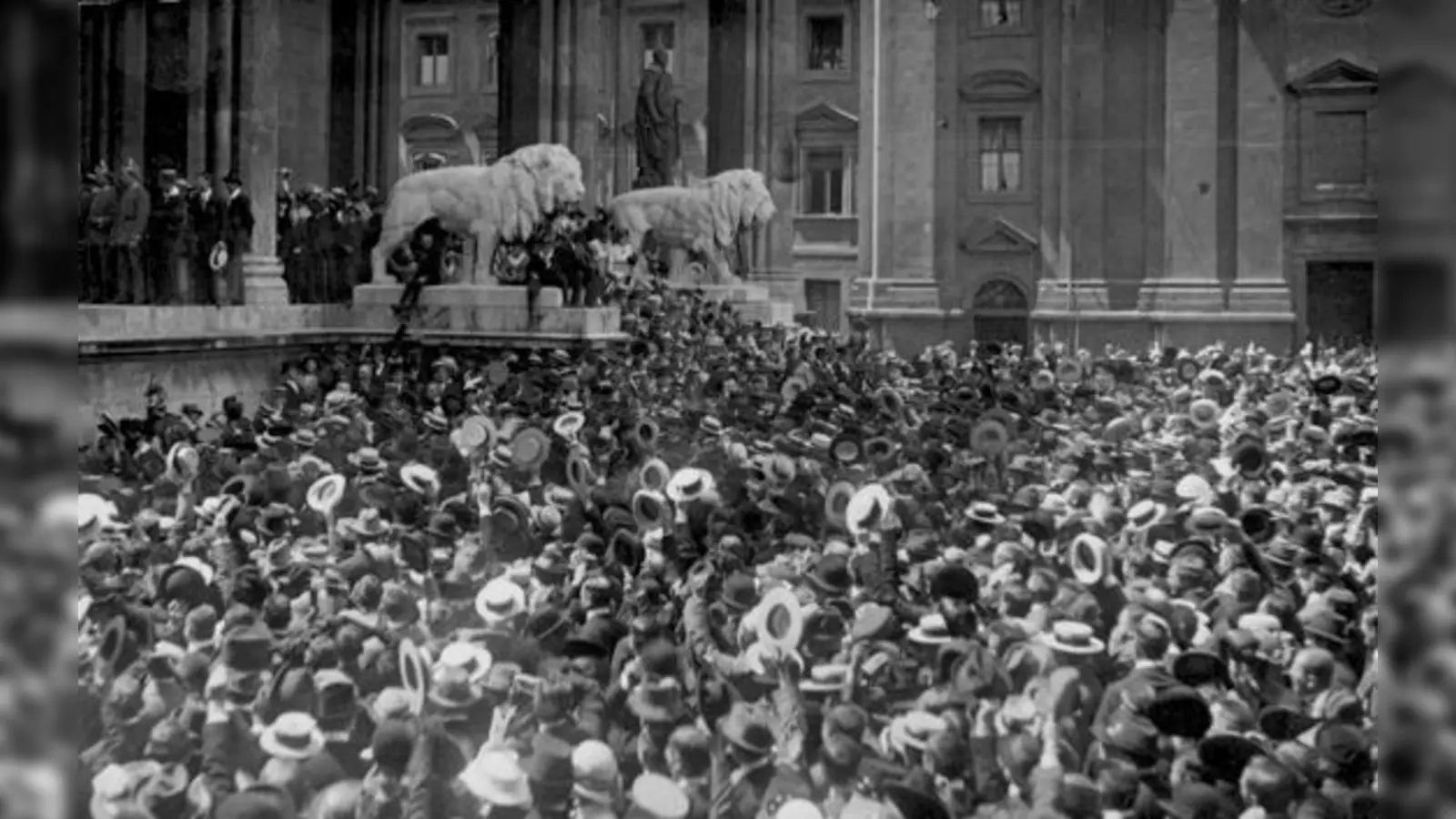 Erster Mobilmachungstag, 2. August 1914: Menschenmenge vor der Feldherrnhalle am Odeonsplatz,  Fotograf: unbekannt. 	Foto: Stadtarchiv München  (Signatur: Pk-Erg-09-0046)