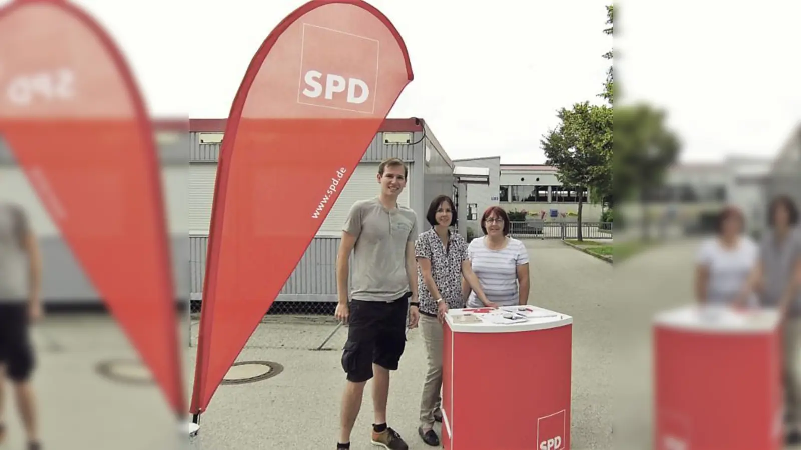 Lukas Schablitzki, Beate Frommhold-Buhl und Manuela Auinger am Jahnweg.	 (Foto: VA)