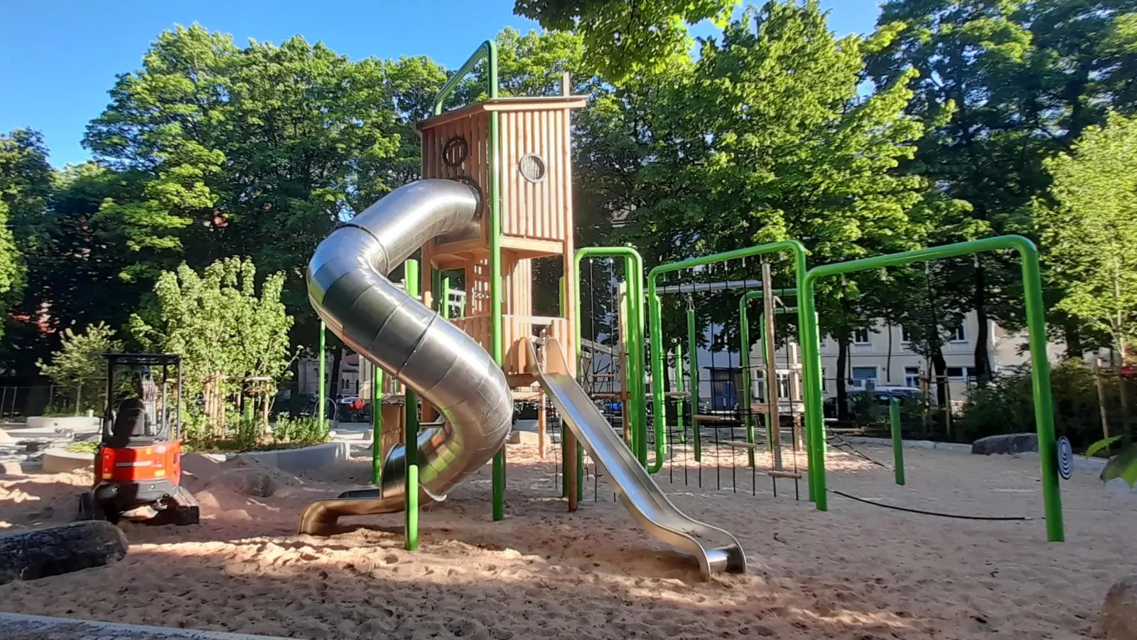 Noch stehen einzelne Baugeräte in der Spielfläche. Laut Baureferat sollen demnächst aber einzelne Spielelemente wie etwa das Klettergerüst eröffnet werden. (Foto: kö)