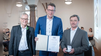 Michael Kammerloher (r.) erhielt seine Auszeichnung von Kunstminister Markus Blume und Generalkonservator Prof. Mathias Pfeil.  (Foto: Axel Koenig)
