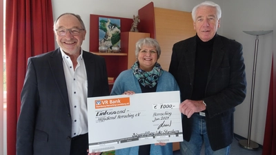 Freude bei der Spendenübergabe (von links): Karl Roth (Kuratoriumsmitglied Bürgerstiftung), Carmen Fuchs (1. Vorsitzende Hilfsdienst), Gustav Huber (Geschäftsführer Bürgerstiftung).  (Foto: Bürgerstiftung Landkreis Starnberg)
