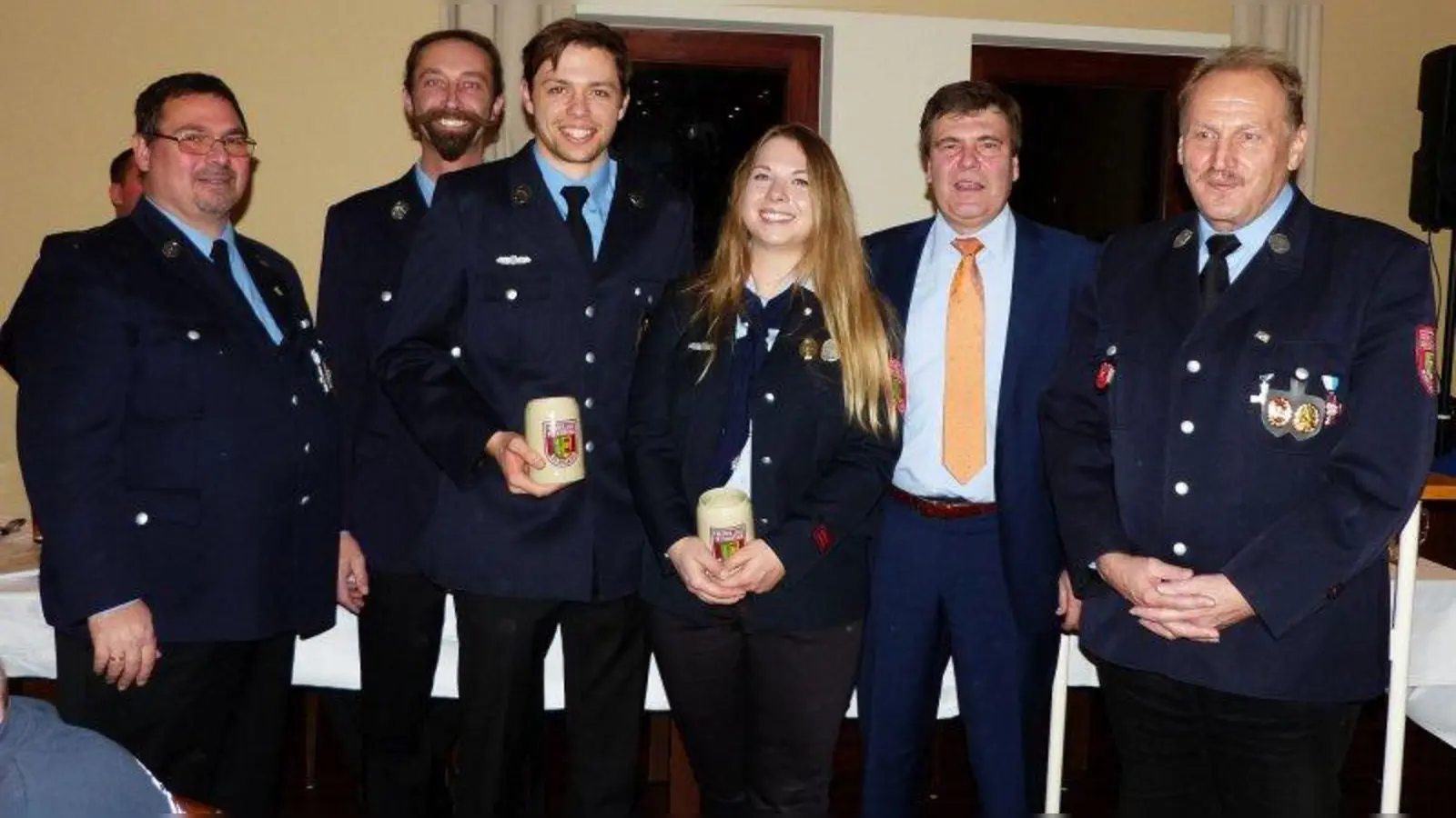 Zehn Jahre Freiwillige Feuerwehr Karlsfeld: Jürgen Conk (l.), Reiner Sollinger (2.v.l.), Wolfgang Faltermeier (r.) und Bürgermeister Stefan Kolbe (2.v.r.) beglückwünschten Stephanie Conk und Moritz Diendorfer. (Foto: FFW)