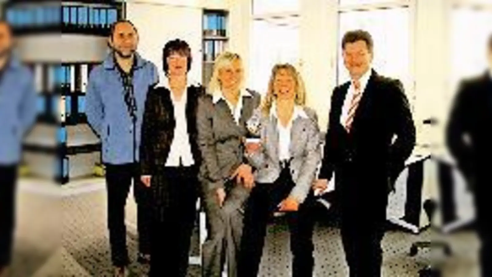 Freuen sich über die neuen Räumlichkeiten und den Solarpreis (v. r.): Wolfgang Geisinger und Gerlinde Kittl, Geschäftsführer Geothermie, Beata Triebert, Cornelia Hofmann und Reinhard Galbas.  (Foto: Kohnke)