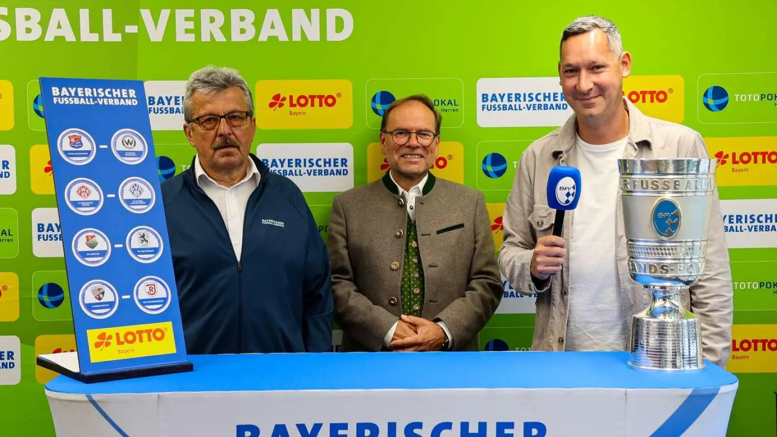Von links: Verbands-Spielleiter Josef Janker, Joachim Buchwieser (Vizepräsident Lotto Bayern) und BFV-Moderator Sebastian Dirschl losten die Paarungen im Viertelfinale des Toto-Pokals aus. (Foto: Antonia Hemmerich/BFV)