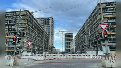 Die Ampel steht auf „gelb”. Bald wird für die neuen Straßen in Freiham „grün” gegeben.  (Foto: pst)