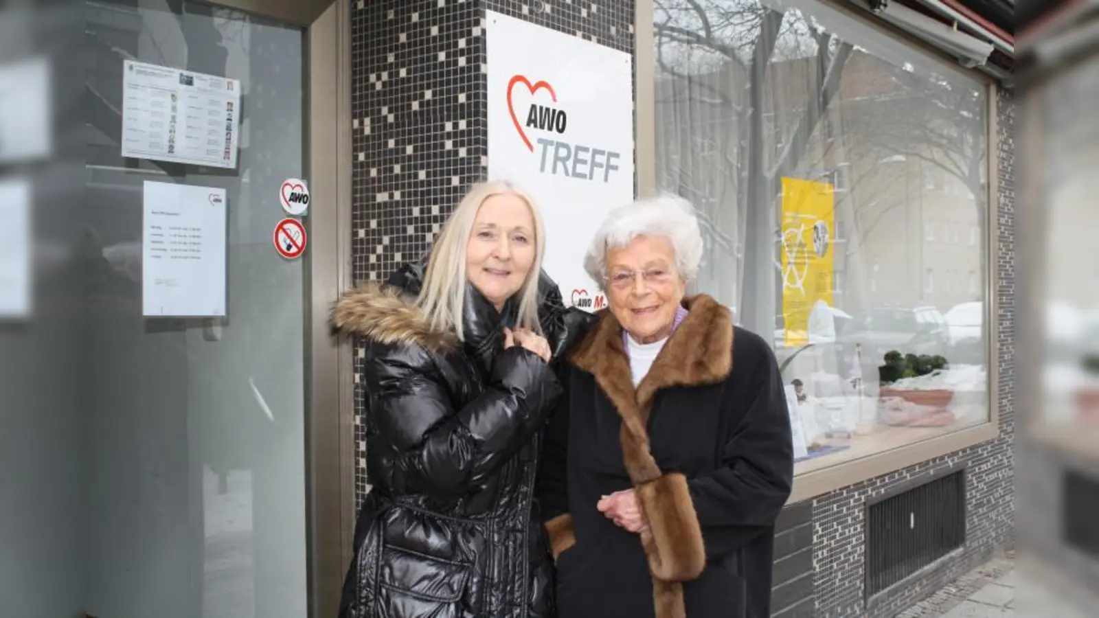 Petra Efinger, die Leiterin des AWO-Seniorentreffs in der Heideckstraße 16, zusammen mit Walburga Hohenadl, der Vorsitzenden des AWO-Ortsvereins Gern. (Foto: sb)