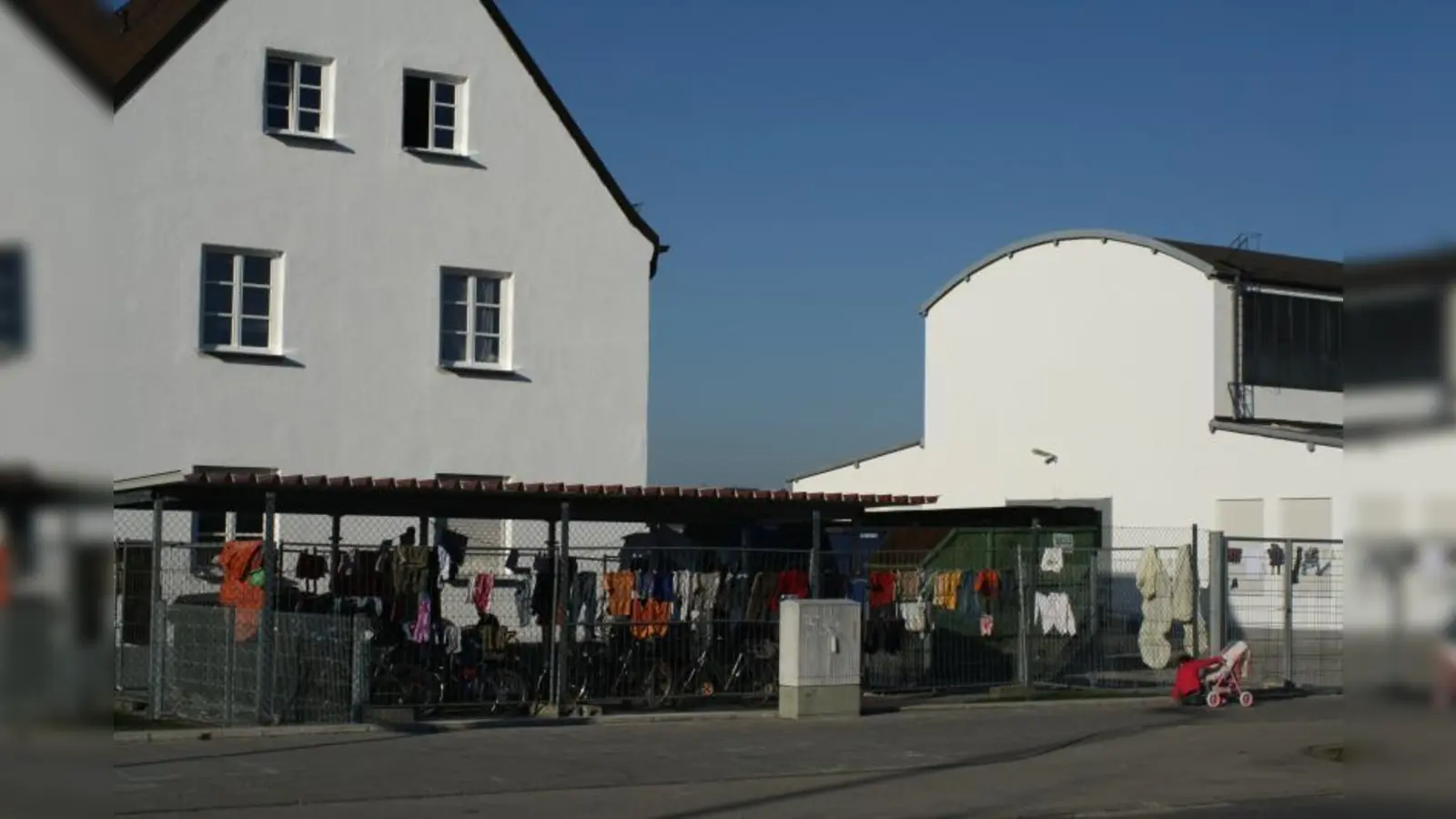 Dass die Bewohner der Wohnungslosenunterkunft in der Schöllstraße ihre Wäsche zum Trocknen über den Zaun hängen, ist den Anwohner ein Dorn im Auge. (Foto: sb)