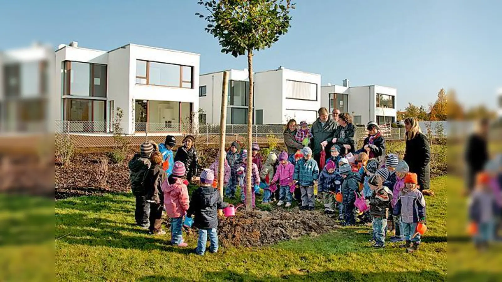 Tatkräftige Hilfe bekamen Bürgermeister Hingerl und ARGE-Vertreter Sloim	 beim Baumpflanzen von vielen kleinen Händen.	 (Foto: Reinhold Petrich, allmender gmbh)