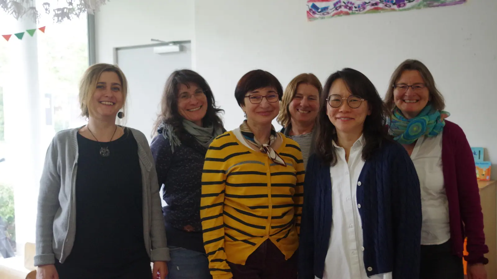 Bei „Treffam“ erwartet ein Team aus verschiedenen Fachkräften, darunter Erzieherinnen, Sozialpädagoginnen und Kunsttherapeutinnen. Im Bild von links: Iskra Petkova, Iris Golde, Louba Chauska, Birgit Roth, Hyeyoung Kim und Ursula Maier (Leiterin). (Foto: Beatrix Köber)