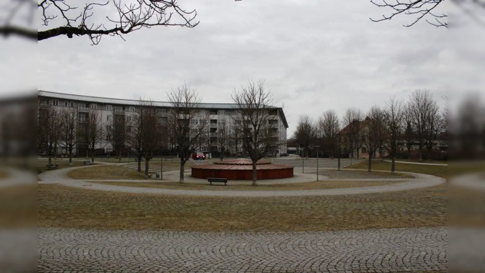 Der Rosa-Luxemburg-Platz ist für Autos nicht befahrbar. Geht es nach den Planungen für die neue Wohnbebauung, dann soll sich dies ändern. (Foto: sb)